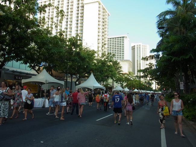 大きな通りに、たくさんのお店が。<br /><br />そういえば、去年のハワイ旅行中は「スパムデー」に当たっていて、その時もカラカウア通りが歩行者天国になっていました。