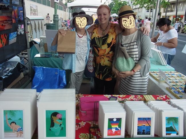 素敵な絵を売っているお店を発見。ハワイの景色や海の生き物などを描いた作品のなかに、猫シリーズが！ しかも一枚一枚、図柄が違う！ これもかわいい、あれもかわいい、決められない〜！ ときゃあきゃあ言いながら、3作品を購入しました。写真真ん中の方がこの絵を書いたアーティストさん。旦那様が日本人の方だそうです。<br /><br />我が家には「グリ」という1歳半のスコがいて、18年生きた先代の「グッパー」を飼っていた時から、家族一同すっかり「猫ばか」なんです…。