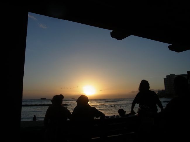 みんな静かに眺めています。この景色を前にすると、言葉はいらないというのもわかる気がします。