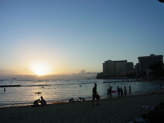 右手にシェラトンが見えます。宿泊している部屋はダイヤモンドヘッドの方向を向いているので、サンセットは見えません。