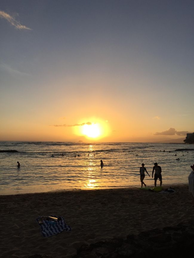 ゆっくりと大きなオレンジ色の太陽が水平線の向こうに消えていきます。<br /><br />いい時間を過ごしました。