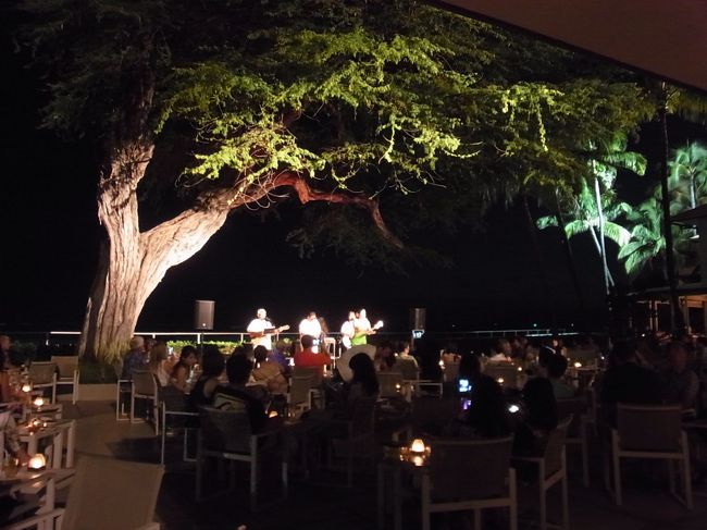 この日のディナーは、ハレクラニの「House without a key」へ。午後7時ごろ、予約をしていなかったため行列覚悟で行きましたが、意外と空いていて、10分も待たずに呼ばれました。<br /><br />【メモ】ダイニング入口横のお手洗いはウォシュレットだった！