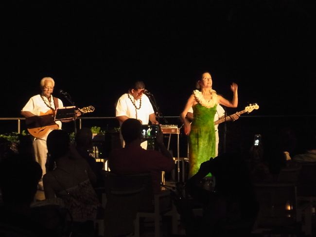 去年、ハワイ旅最後の晩餐に選んだのが、このレストランでした。カノエ・ミラーさんの優雅な踊りに感動したことを思い出しつつ、着席。<br /><br />また会えてうれしいです♪