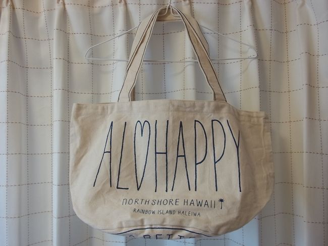 【おまけ】<br />ハッピーハレイワのバッグが超カワイイ！！<br /><br />朝のファーマーズマーケットの後に寄ったワードウェアハウス内の「ハッピーハレイワ」で購入。姉が「かわいいバッグがあるんだけど！」と言うのでついていったら一目ぼれ！ 姉妹で「一個しかない！ 私が買う」「いや、私が買うんだもん！」と子供みたいな言い合いにｗ。すると店員さんが「こ、こっちにもあるよ！ ほらほら！」と出してきてくれて、一件落着とあいなりました…。