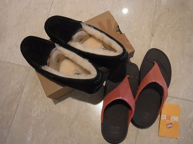 【おまけ＆備忘録】<br />今回の旅行で、UGGとFitFlopの靴を買いました。ミッションコンプリートです。うふ♪<br /><br />昨年ハワイで買ったFit Flopが本当に履きやすくて、どれだけ歩いても疲れない。ぜひ2足目を、と去年セールで買った「いい問屋」近くの店に行くも、なくなっていました。同じく去年ハハが買ったモアナの近くの靴屋さんにも取扱がなく、聞いてみると「アラモアナにある」というので行くことに。で、たしかにノードストロームに少しありましたが取扱はごくわずかでした。<br /><br />うーん、ほかにないかとアラモアナセンターを歩いていて見つけたのが、写真右のサンダルです。2階のロングスドラッグス近くの靴屋「ROBINS」でセールになってた！ ラッキ☆<br /><br />ずいぶん取扱う店が少なくなってしまったようで残念ですが、今日行ったワードウェアハウスの「アルティメイトフットストア」、またロイヤルハワイアンセンター2階の「ウォーキングカンパニー」にも少しありました。買えてヨカッタ♪