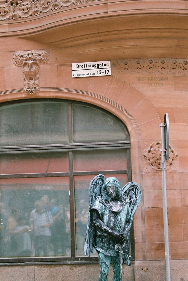 これ、銅像じゃなくて人です