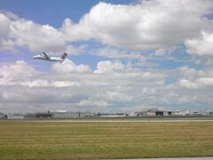 さあ、トロントに着陸。
ちょうど離陸したばかりの飛行機をパチリ。