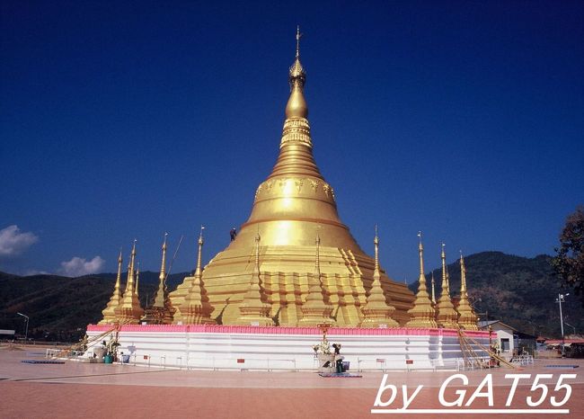 徒歩２０分の所にあるピカピカのWat<br />みやげ物売りの子供が大勢います。