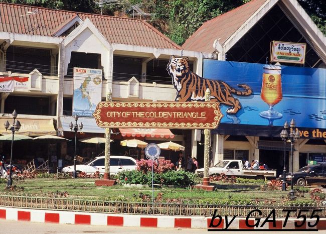 タチレイの町に入ると道路舗装されていませんわ<br />ここは町の中心です。買出し客が大勢。<br />チャイナ製品を安くで購入できます。バッタモンいらん！