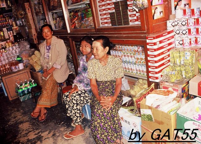 商店です。<br />ラッキーの怪しそうなタバコ。<br />メーサイに戻る前に近くの市場で激安ウォークマンを買うも３日で壊れた（製造国は当然中国！）