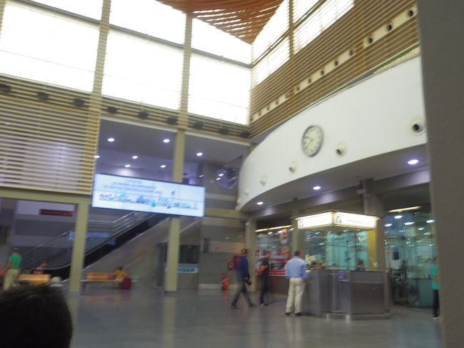 ９月２１日。<br /><br />いよいよ、アフリカにあるセウタに出発。<br />ホテルにスーツケースは預けたけれど、PCの入った重いスポーツバッグを抱えてアルヘシラスのフェリーターミナルへ。１０：３０のチケット買ってあるから安心。この右側登って行けばセウタ行に乗れるので行ってみると閑散としていてゲートも閉まっています。？？？<br />また、ここに降りて来て掲示板を確認すると、Embarque（乗船中）と表示されているので、もしや、もう乗船締め切ってしまった？（１０：１０頃）と青くなってゲートをノックして一人だけいた女性に聞くと、キャンセルになった。船に問題があったとか・・<br />チケットを購入したイルカマークのFRSの窓口（この写真の一番左）、たしかにCEUTA行きの時間が空白。<br />チケット見せると、払い戻す？と悪びれず（日本だったら、大変申し訳ありませんでした・・とか言うはず）言うので、もちろん払い戻してもらいました。<br />クレジットで買ったけれど現金の払い戻しです。<br />別の建物だけれど、旅行社でなくFRSの窓口で買っておいたので、この窓口で払い戻しできたのかな？<br />