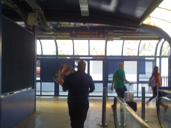パスポート見せて、乗車券見せて乗船ブリッジへ<br /><br />あれ？　ATRAQUE6は左のはずだけれど、みんなATRAQUE７ｙ８の右方向に行く。<br />ここで、しばし悩んで、みんなが行く方へと行きました。