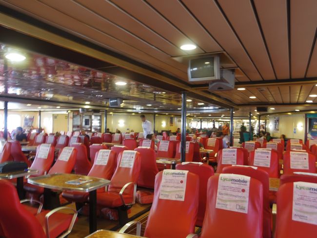 船の内部<br /><br />広い〜<br />でも、分かれ道で迷って時間ロスしたため窓際はもう空いていません。<br />２階へ行く階段は綱が張ってあるので、１等キャビンかな？<br /><br />でも、うろうろしていたらデッキへ出られる扉発見。<br />せっかくのジブラルタル横断、景色を見ないと！