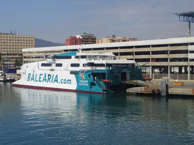 出航！<br /><br />同じ会社の船<br /><br />行きと帰りは違う形の船でした。