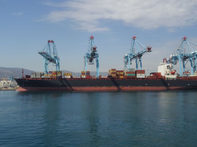 ガントリークレーンが動いているのを見物しながら、ゆっくり進みます。