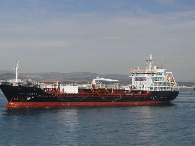 貨物船、すぐ近くをすれ違います。