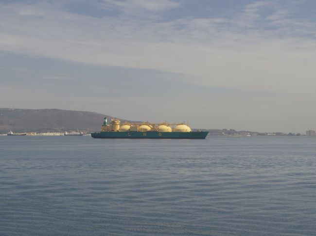 港を出るまでは、すごくゆっくりでしたが、スピードを上げました。