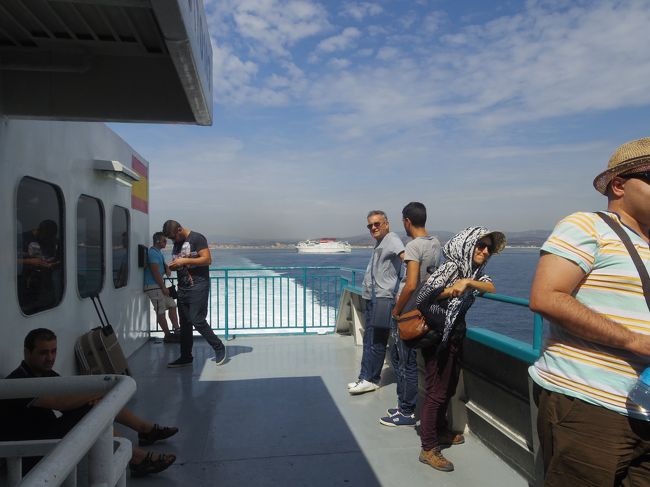 喫煙者が、ここに出てきます。<br /><br />他にデッキがあるのかないのか・・結局ずーとここにいました。<br />日なたは極暑でしたが、日陰に入れば大丈夫。