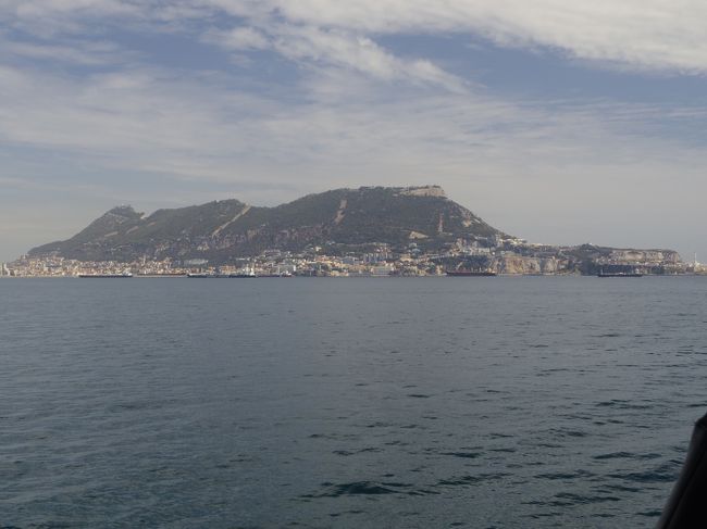 ジブラルタル横を航行中。<br /><br />