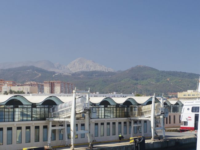 接岸します。<br /><br />遠くに白く高い山が見えます。<br />セウタは近くに見える低い山あたりまで？<br />白い山はモロッコのJbel Musaかな？