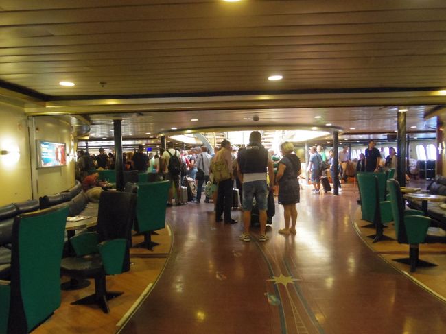 接岸したので、中へ入ります。<br /><br />出口が開くのを待ってます。