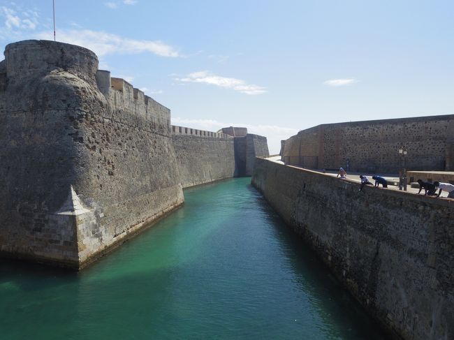 パラドールの場所がよくわからず、通りかかった男性に聞くとよーく教えてくれました。<br /><br />行きすぎていたので、戻る途中に城壁が見えました。<br />城壁はこの時見ただけで、後で見に来る時間はありませんでした。