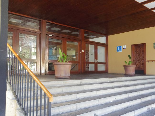エントランス<br /><br />フロントで名前を言うと、すぐ対応してくれました。<br /><br />アミーゴ（パラドール友の会）のカード出し忘れた、と言って出そうとしましたが、データ入ってるから大丈夫と言われました。<br />今回の旅行で２度パラドールに泊まるので、また１泊できるぐらいポイントたまったかな？<br />と書いて気になって調べてみたらオフシーズンの安いパラドールなら可能でした。<br />