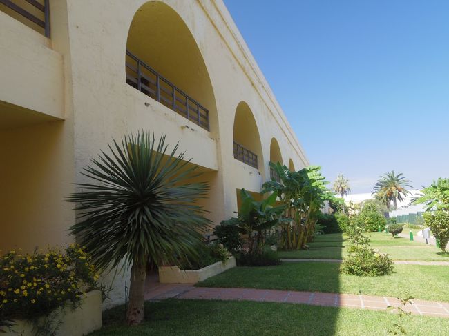 スタッフが、特別な部屋だと言いながら案内してくれています。