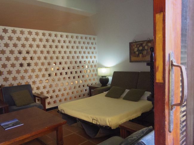 外に出て、部屋の中を撮影してみました。