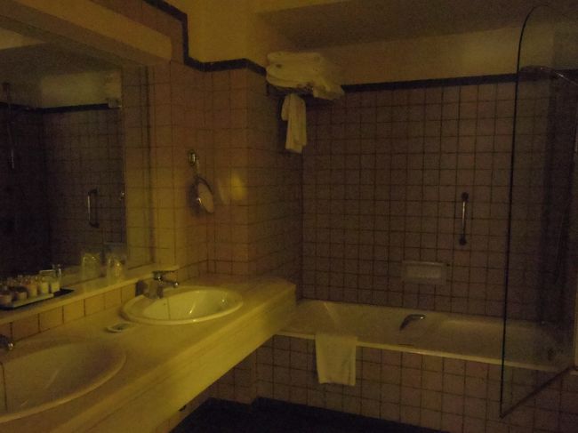 ベッドルームからドアを開けてバスルーム