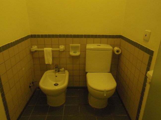 バスルームの右側のドアを開けてトイレ