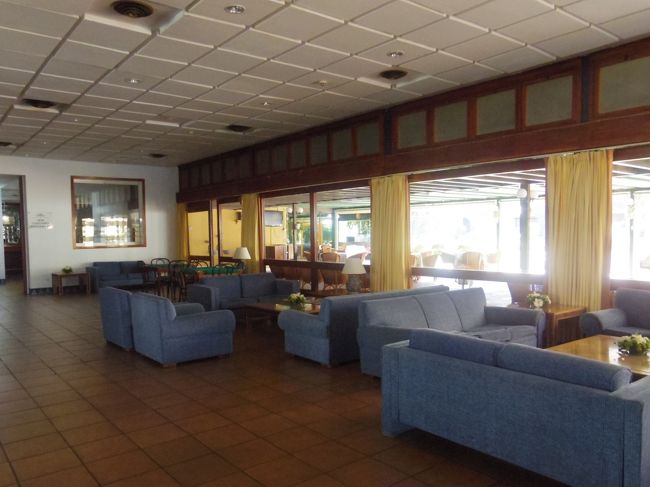 フロント横のロビーです。<br /><br />奥がカフェ、その左側がレストラン