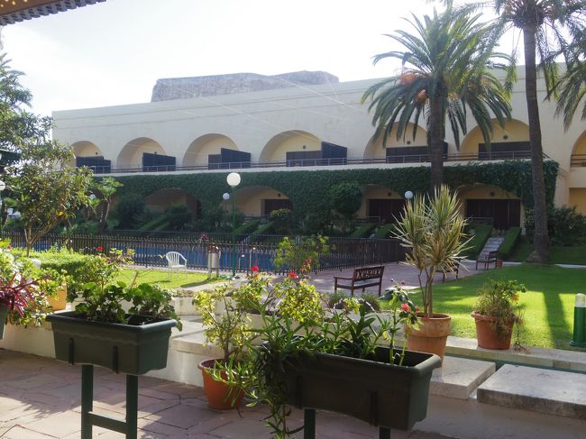 フロントから、長い廊下を通るか外を通って、奥の建物へ。<br /><br />しまった！　時間が足りなくてパラドールの奥の探索しそこねました。<br />Muralla　の名前の通り、上に城壁が見えています。<br />パラドールから行けたのかなあ？<br /><br />