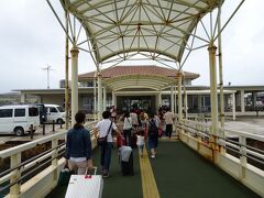 無事に小浜港に到着しました！天気は曇り空。

ホテルのスタッフが待機していて受付してくれます。