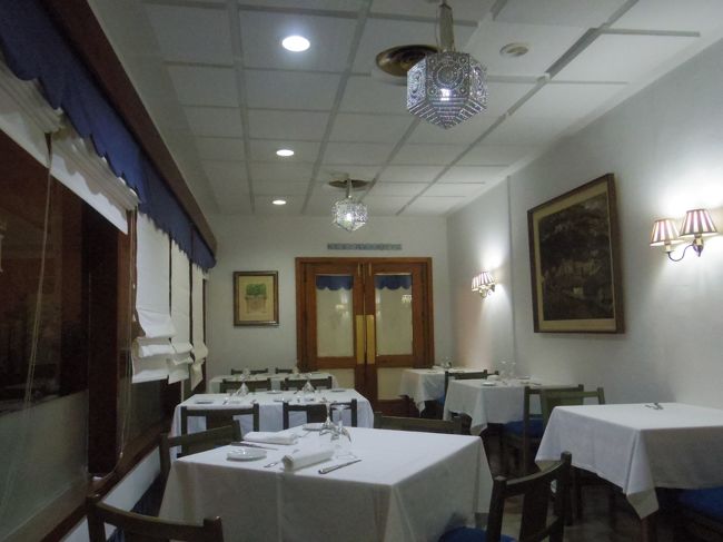 ２皿目が来るまでに、レストラン内を撮影。<br />このパラドールのレストランは小さい。<br />右手前のテーブルに女性が一人座っていましたが、スープだけで帰ってしまいました。<br />