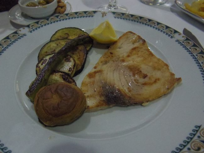 とにかく魚をお願いしたら、メカジキでした。<br />しっかり味が付いていて美味しい。<br /><br />付け合せの焼野菜が案外美味しいです。