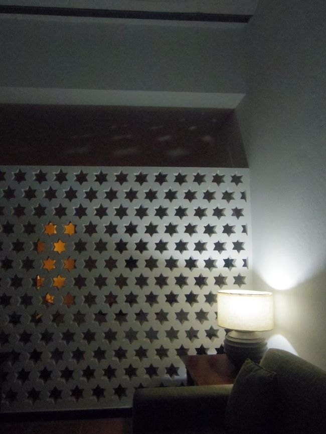 ベッドルームにいると、アラブの浴場みたいな☆を通じて光が入ってきて、いい感じですが、隣りの部屋にはドアから出て部屋の中の廊下を歩かないといけないので面倒。<br /><br />天井がすごっく高い！<br />４ｍ近くありそう。