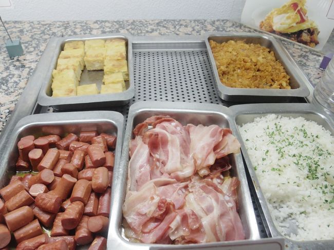 ここからは、朝食ブッフェ<br /><br />右下に、白いご飯もあります。<br />右上は、ミガス（パンのチャーハン）