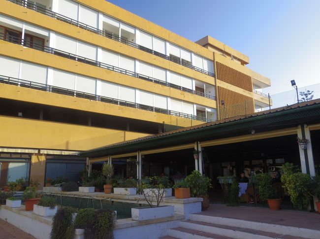 パラドールの中庭から撮影。<br />フロントと、それに続く長い廊下の上の部分は普通のダブル・ツインルームなのでしょう。