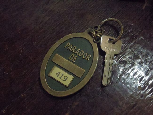 このパラドール、キーホルダーは重いクラシックタイプだけれど、キー自体は新しいタイプだったので開け閉めに苦労しませんでした。<br /><br />昔ながらのキーは、開け閉めできなくてメイドさんや通りがかりの隣室の人にHELP！と言うことが、時々あります。