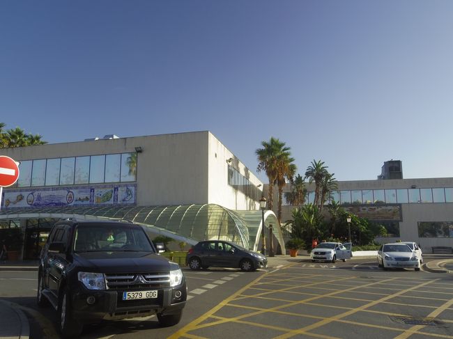 朝食後、パラドールの周りを散歩してからチェックアウト<br />１０；３０の船なので、３０分前に到着するように見計らってきました。<br /><br />もう乗船始まっていたので２階の出発ターミナルに行ってパスポートを見せ、セキュリティーチェック受けて乗船入口に行くと、これではダメなので下に行ってと言われてしまいました。<br />そうか！　帰りの船のチケット引き換えなければいけなかったのか〜<br />と、１階に行き、チケット発券所に並びました。<br />１５分前に発券ストップって書いてある〜今、２０分前。<br />間に合った！　危なかった！<br />いつも余裕をもって行動しているのに、焦る時がままあります。