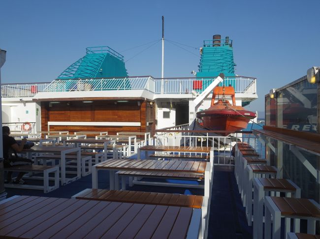 デッキに出ました。<br /><br />先に一人いて、後から２，３人来ましたが途中いなくなって、下船近くまで一人。