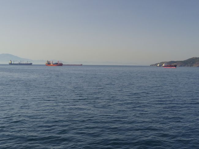 左がアフリカ、右がスペイン<br /><br />ジブラルタル海峡、４０ｋｍしかないそうです。