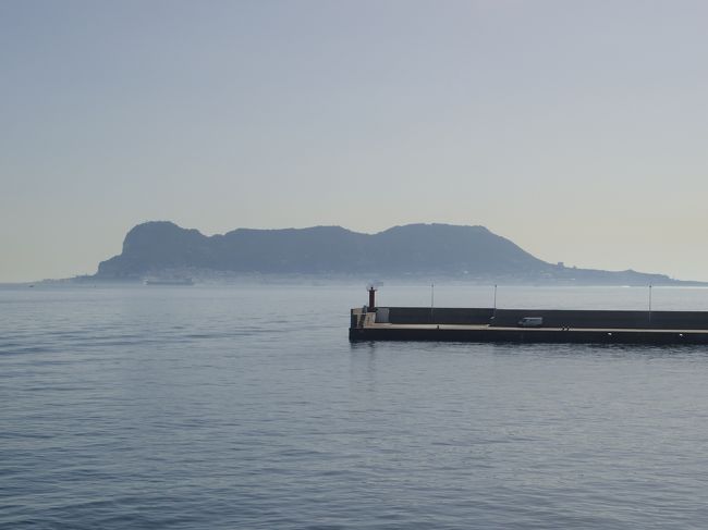 ぐるっと回って港へ入るので、ジブラルタルが見えました。