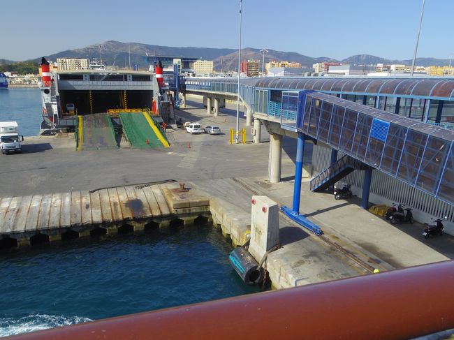 接岸<br /><br />この後、車用のブリッジが船から降ろされました。