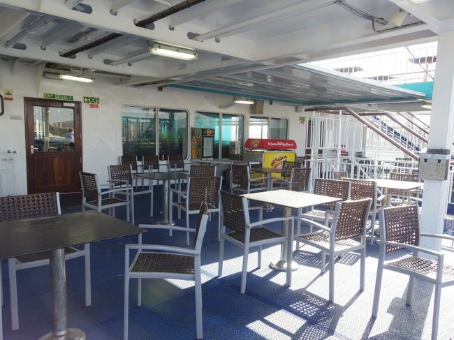 もうすぐ下船なので、他の場所に行ってみると前方にこんな見晴らしが良くて楽な椅子のあるデッキがあるじゃないですか！<br />どおりで、私のいたところには誰も来ないはずです。<br /><br />乗船したときに歩き回ればよかった。<br />