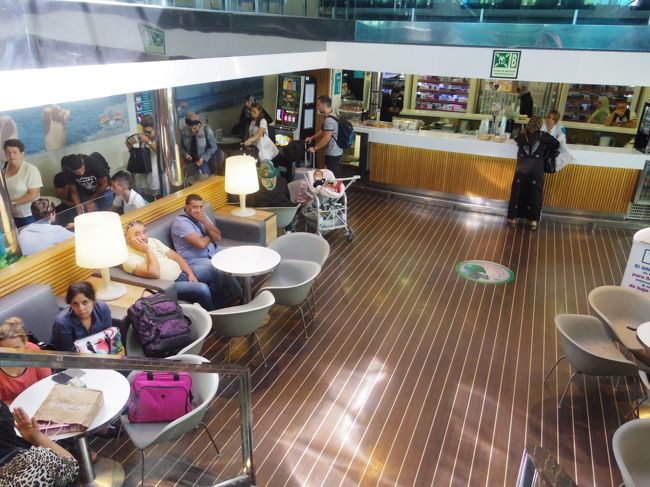 まだ、カフェでまったりして待ったりしている人もいました。<br /><br />セウタ町歩き編に続く