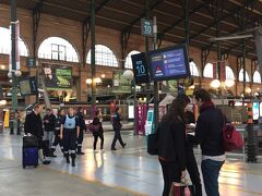 Gare du Nordに到着！
案内表示板を頼りに進み、途中で案内が終わってしまう。
迷ってる時間がないので聞いてみたら、上の階にあった。
thalysのホーム。広い。
発車時間15分前くらいになるとどこのホームかモニターに案内が出て、それに従って席に向かう。