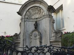 BRUSELLSに到着！
中央駅に着くものだと思っていたら、気が付いたら南駅に着いた。元々、南駅に着くチケットだったらしく、ただの勘違い．．
google mapに助けてもらい、Grand Placeを目指す。
歩くこと20分ほど、小便小僧のジュリアン君発見！