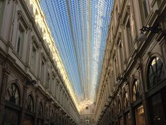 Galeries St-Hubert
世界最古のアーケード。
日曜日だったため、開いてるお店とそうでないお店が。
歴史を感じるが、すごく綺麗な雰囲気。
